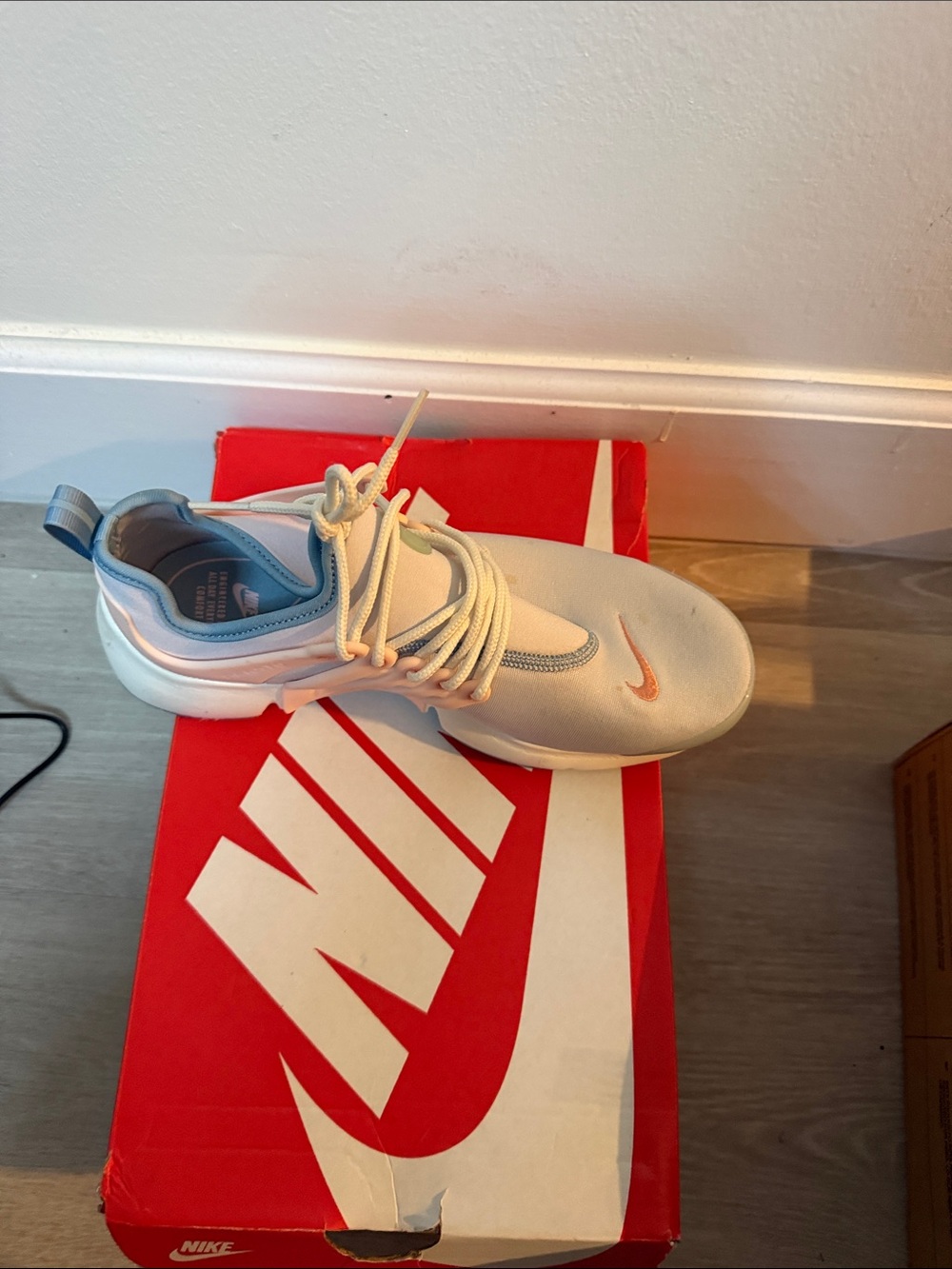 Nike - Picture 3 of 3
